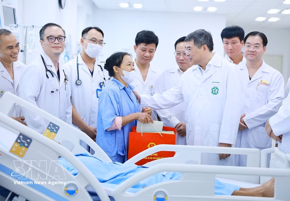 越南政府总理黎明兴看望并慰问正在白梅医院宁平分院接受治疗的患者。图自越通社