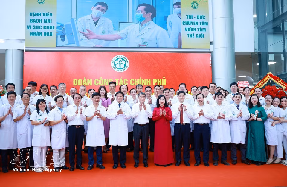 越南政府总理黎明兴与白梅医院医务人员合影。图自越通社
