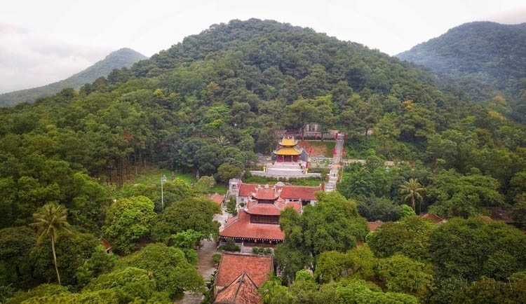 海防市昆山—劫泊遗迹区的昆山名胜区与多位历史名人的生平相关,其中最著名的是供奉民族英雄、世界文化名人阮廌的祠庙。图自越通社