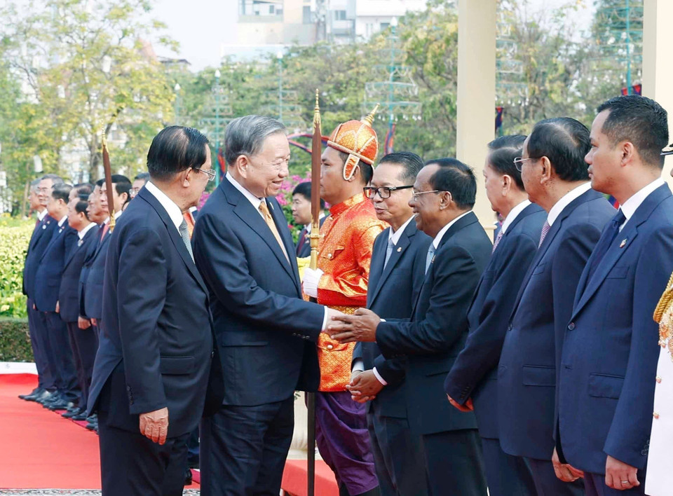 洪森亲王向越南共产党中央总书记苏林介绍柬埔寨高级官员。图：越通社