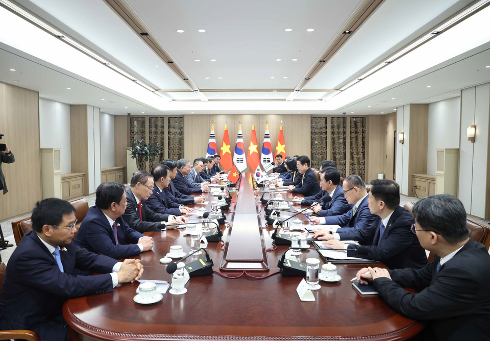 2025年8月11日上午，越共中央总书记苏林与韩国总统李在明在韩国首都首尔总统府举行会谈。这是苏林总书记首次在新的岗位上对韩国进行国事访问。图自越通社