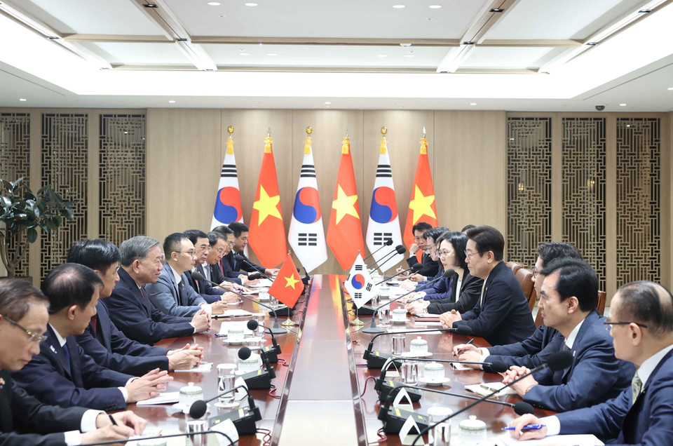 2025年8月11日上午，在韩国首都首尔总统府，越共中央总书记苏林与韩国总统李在明举行会谈。图自越通社