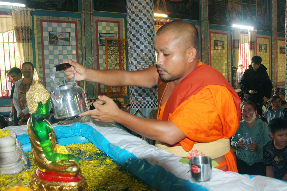 和尚进行传统浴佛仪式。图自越通社