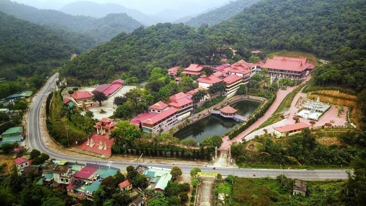 竹林禅院(又名麟寺)位于广宁省安子山上,是陈仁宗选择修行之地。原为大型佛寺,但因历史变迁损毁严重,重建时间为2002年。图自越通社