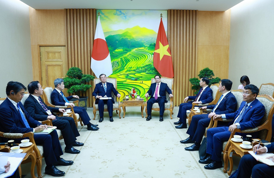 越南政府总理范明政与日本首相石破茂在会谈前举行双边会晤。图自越通社