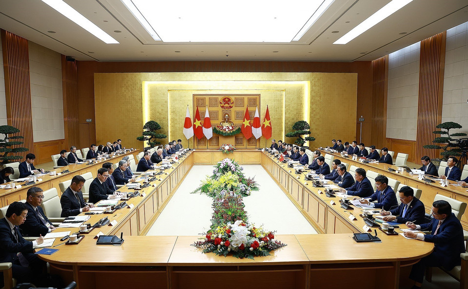 越南政府总理范明政与日本首相石破茂在河内举行会谈。图自越通社