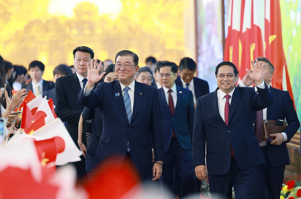 4月28日在河内,越南政府总理范明政与正在对越南进行访问的日本首相石破茂举行会谈。图自越通社