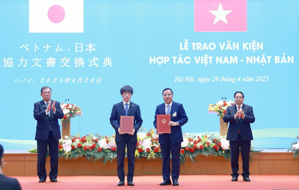 · 越南政府总理范明政与日本首相石破茂共同见证越南工贸部与日本经济产业省关于推动能源转型领域双边合作项目的合作谅解备忘录签字仪式。图自越通社