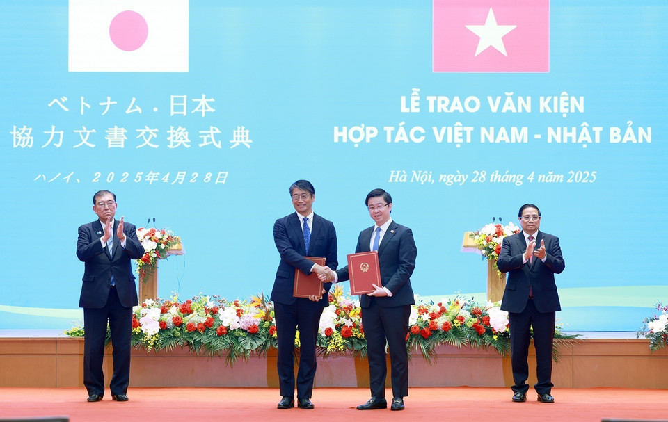 越南政府总理范明政与日本首相石破茂共同见证了越南科学技术部与日本文部科学省在半导体领域研发合作方面的谅解备忘录的签署仪式。图自越通社