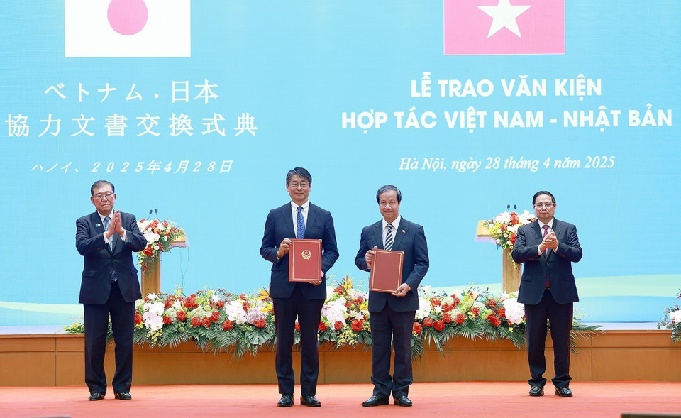 越南政府总理范明政与日本首相石破茂共同见证了越南教育培训部与日本文部科学省关于在半导体领域开展人力资源开发合作的谅解备忘录的签署仪式。图自越通社