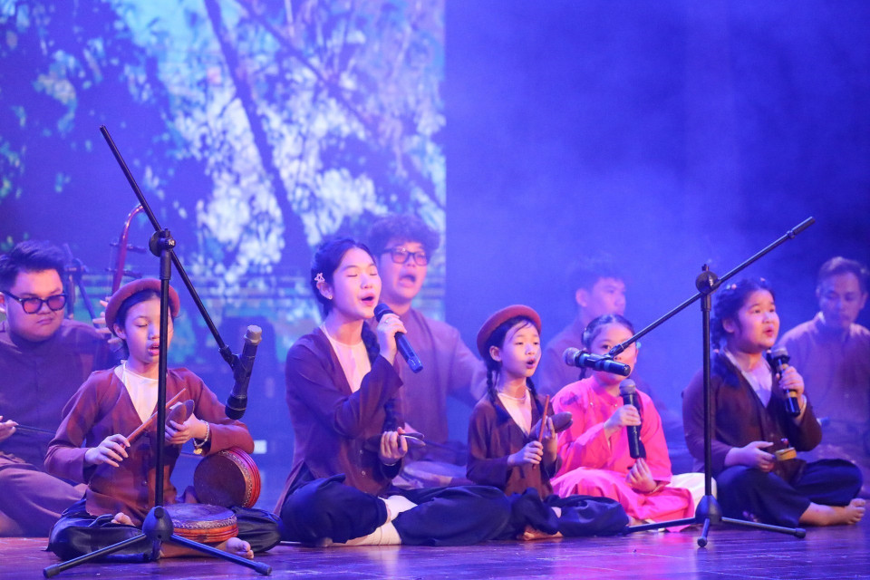 由河内UNESCO传统艺术中心与“绿竹”乐团艺人共同表演的盲人曲《越南竹子》节目，展现了民族精神与艺术的交融。图自越通社