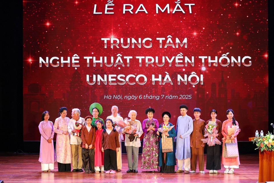 河内UNESCO传统艺术中心领导与老一辈艺术家和年轻一代合影留念。图自越通社