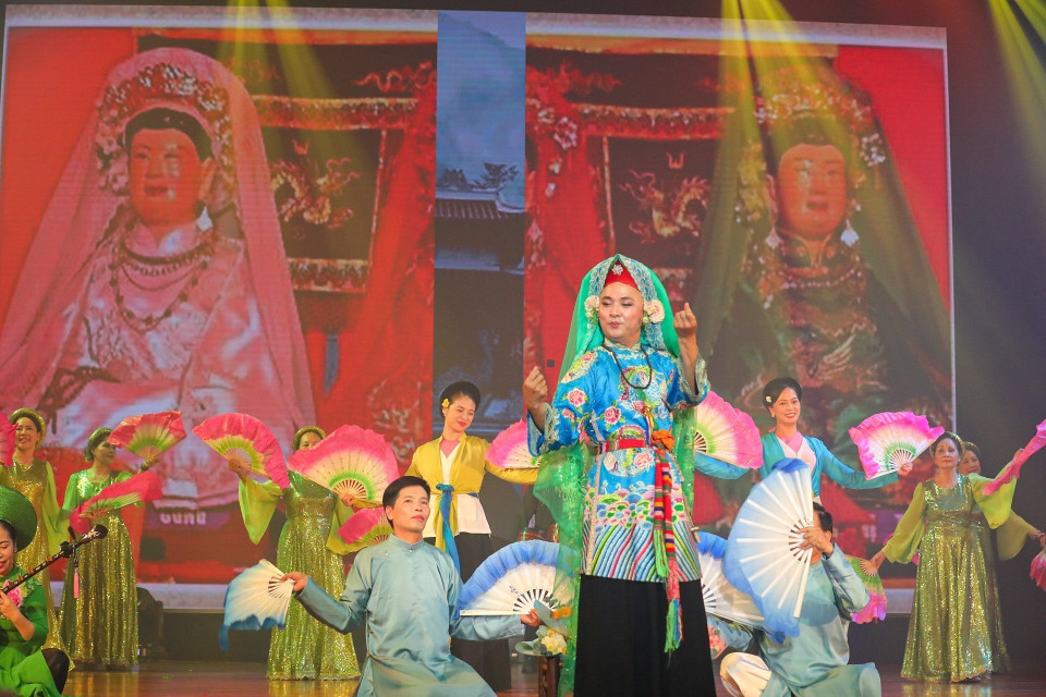 在活动上，艺术家们还带来了《二圣娘》筹文曲表演节目，以庄重的表演形式弘扬母神信仰中的美好价值。图自越通社