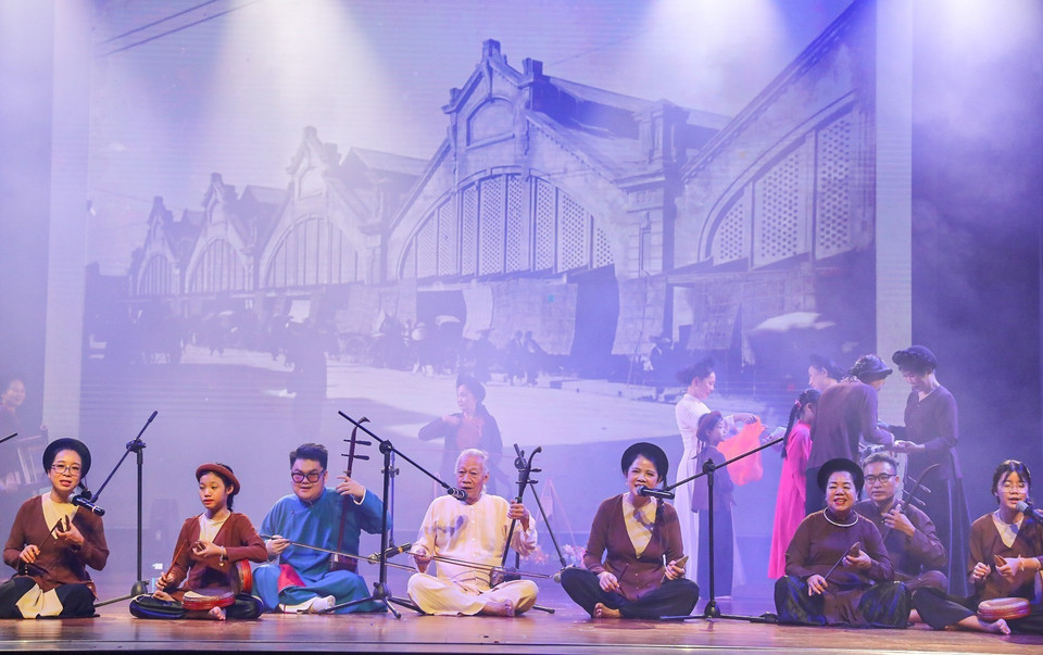 在“昔日之音——25年赋权与传承”纪念活动中，艺术家们表演了《同春市场最热闹》的盲人曲表演节目，展现出传统曲艺的独特魅力。图自越通社