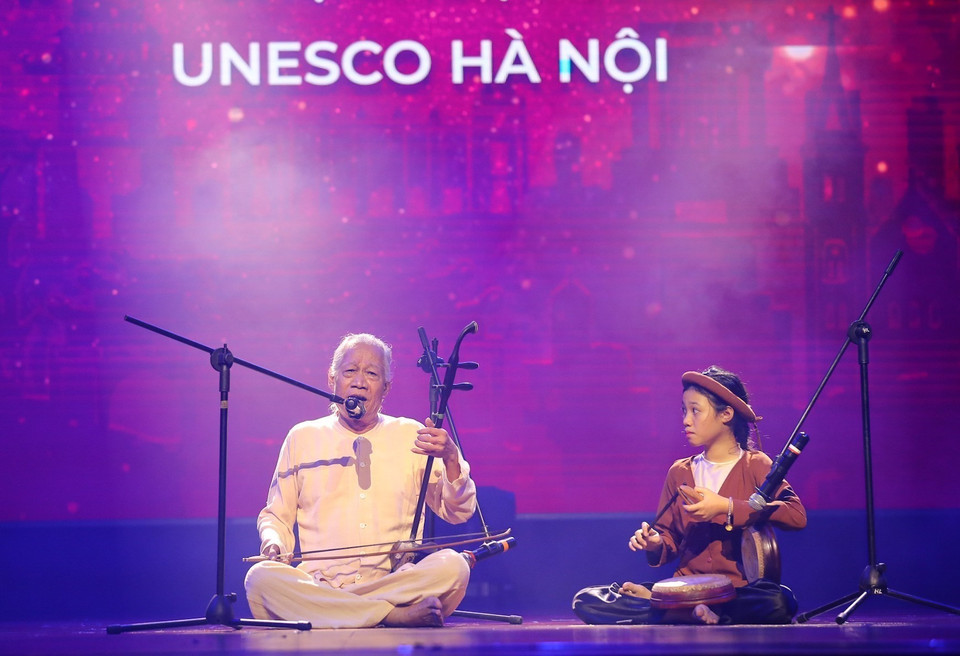 越南人民艺术家春获——获得“世界大师”组织（World Masters）认定的世界艺人称号的三位越南艺人之一，在节目中与外孙女同台献艺。图自越通社