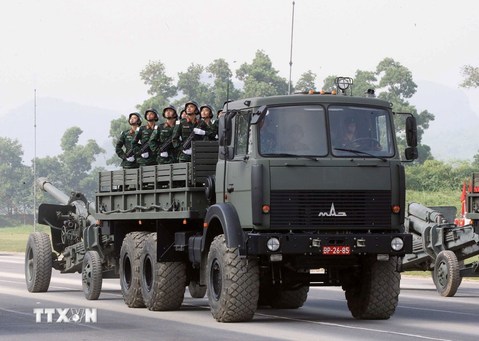 炮兵兵种在合练仪式上展示多种重型火炮。图自越通社