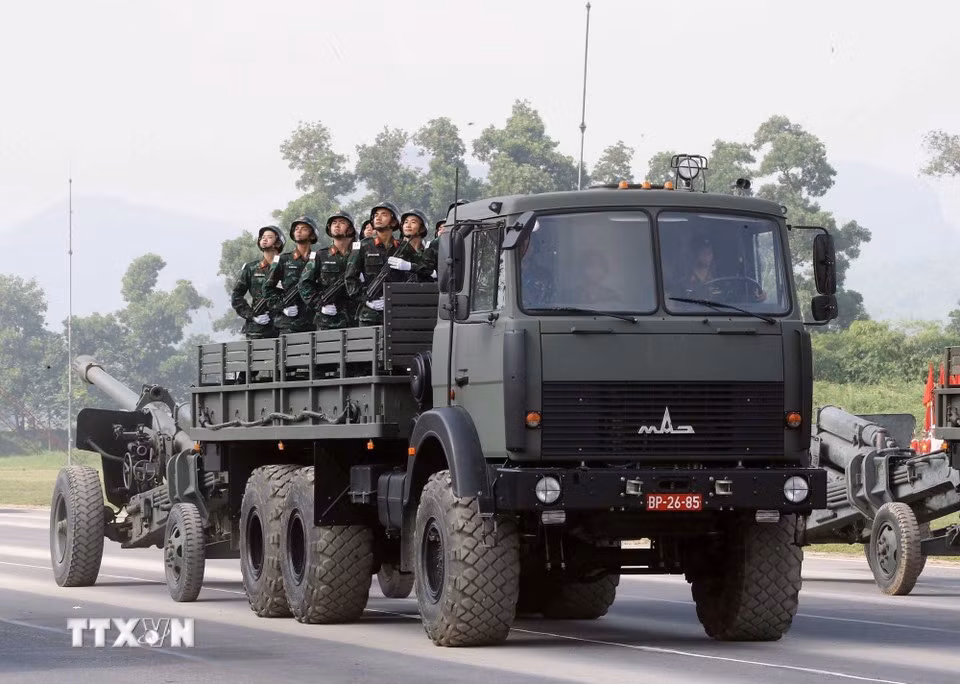 炮兵兵种在合练仪式上展示多种重型火炮。图自越通社