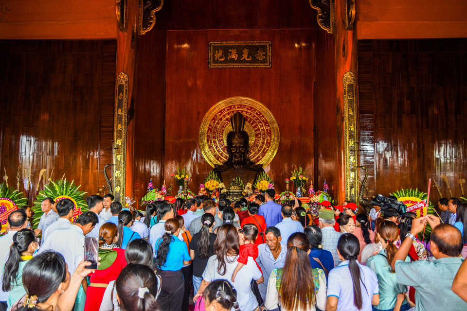 在全国各地纷纷举行雄王祭祖仪式的同时，2025年4月7日（即农历三月初十），在金瓯省太平县新富乡交口村雄王祠，金瓯省党委、政府和人民庄重举行雄王祭祖仪式，表达深切的敬意与感恩之心。图自越通社