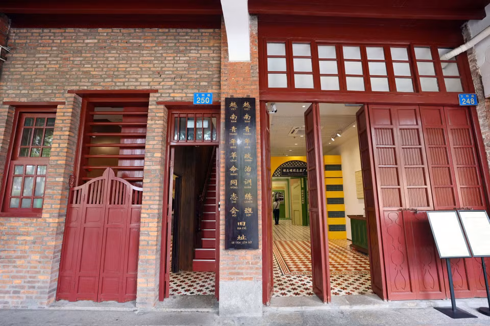 越南青年革命同志会旧址位于广东省广州市越秀区文明路248号、250号，为一座两幢三层砖木结构民居，建筑面积434.6平方米。图自越通社/范坚