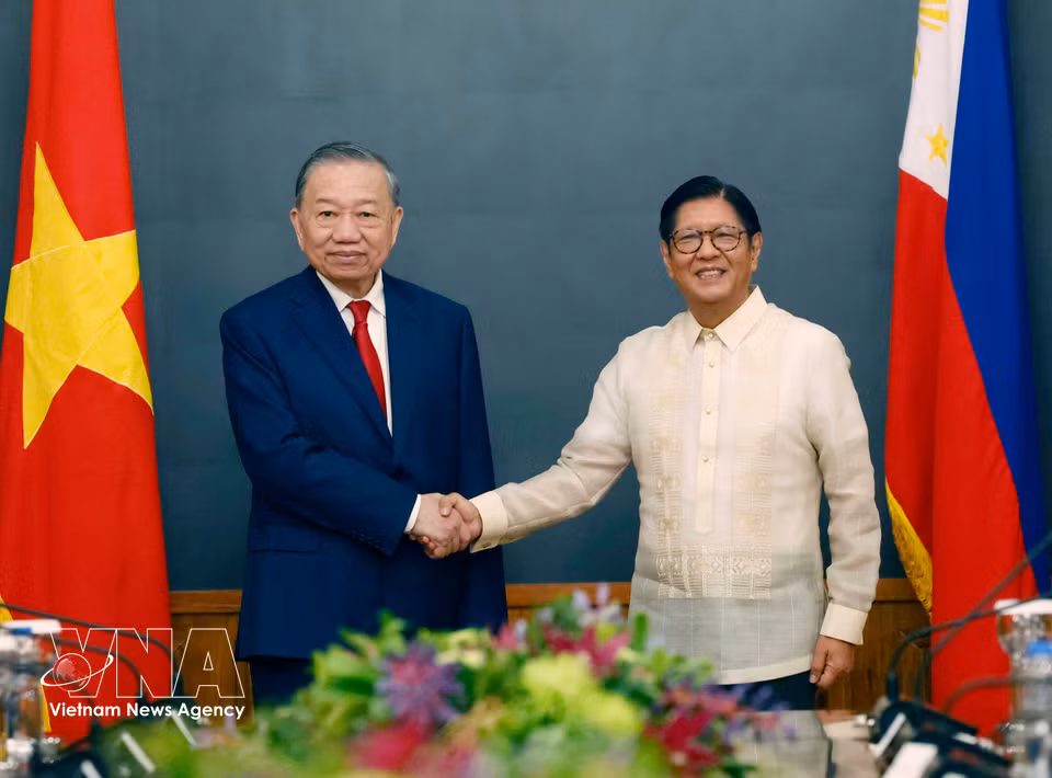 越共中央总书记、越南国家主席苏林与菲律宾总统费迪南德·罗慕尔德兹·马科斯在会谈前合影。图自越通社