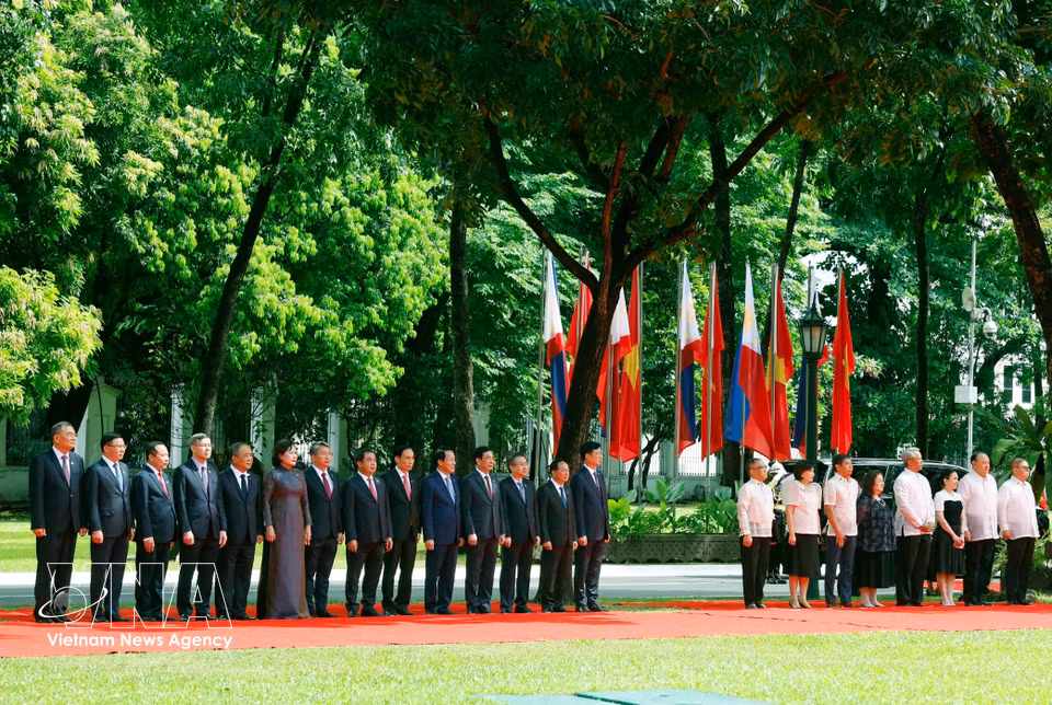 越南与菲律宾两国高级代表团成员出席欢迎仪式。图自越通社