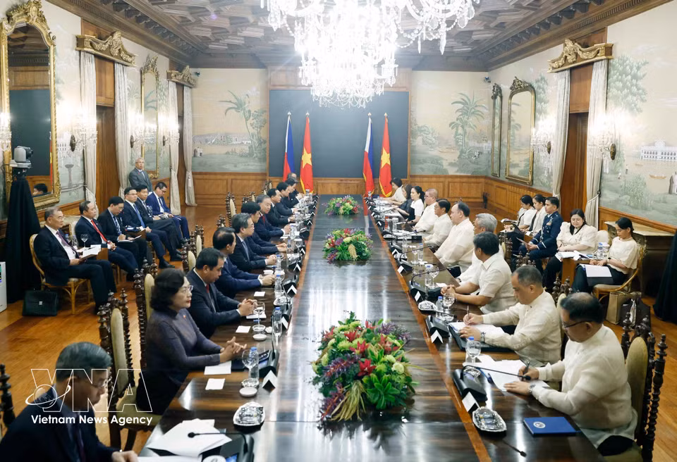 越共中央总书记、越南国家主席苏林与菲律宾总统费迪南德·罗慕尔德兹·马科斯及两国高级代表团进行会谈。图自越通社 ​ ​