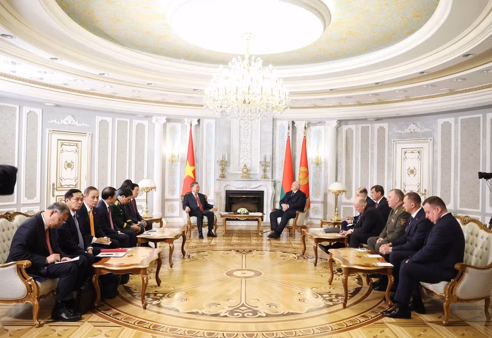 白俄罗斯总统亚历山大·卢卡申科在首都明斯克与越共中央总书记苏林举行小范围会谈。图自越通社