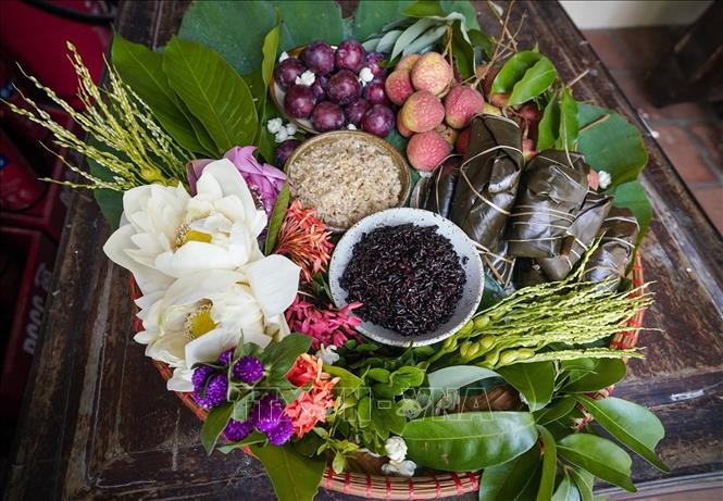 端午节的祭品托盘是子孙表达孝敬与感恩之情的一种方式。图自越通社