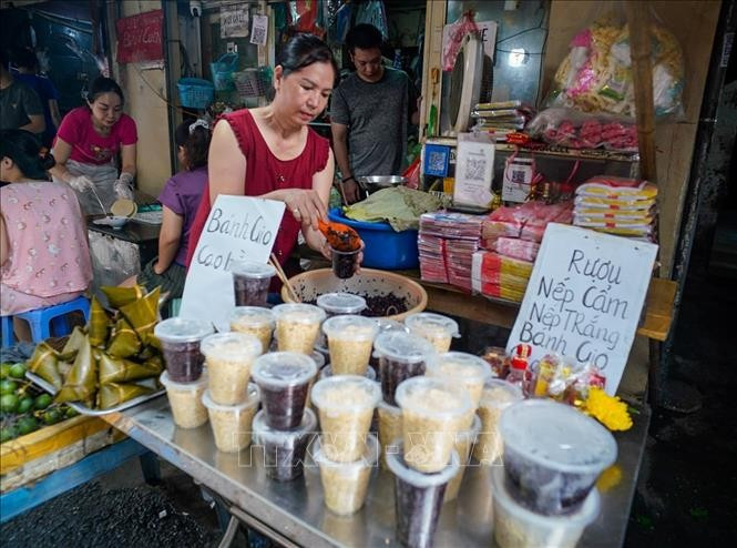 糯米甜酒是端午节不可或缺的传统美食之一。图自越通社