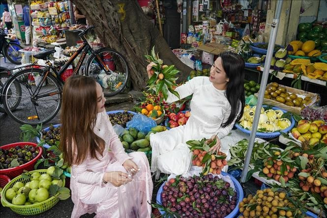 越南人将端午节称为“杀虫节”，因为端午时值年中，天气换季容易出现病疫，因此人们常食用甜酒、李子或其他酸果，除病杀虫。图自越通社