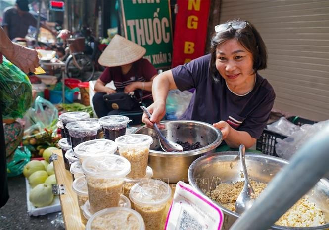 糯米甜酒是端午节不可或缺的传统美食之一。图自越通社