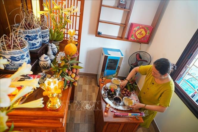 端午节的祭品托盘是子孙表达孝敬与感恩之情的一种方式。根据各地风俗的不同，祭品也有所不同。图自越通社