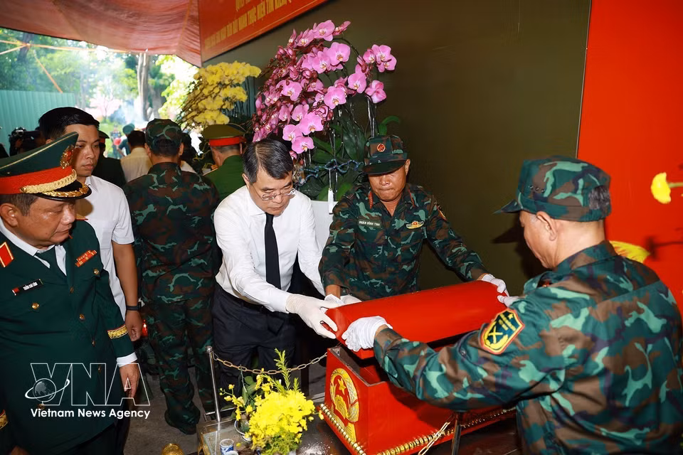 政府总理黎明兴在胡志明市和兴坊黎氏莲公园，与搜寻和归集烈士遗骸工作队伍一同开展工作。图自越通社