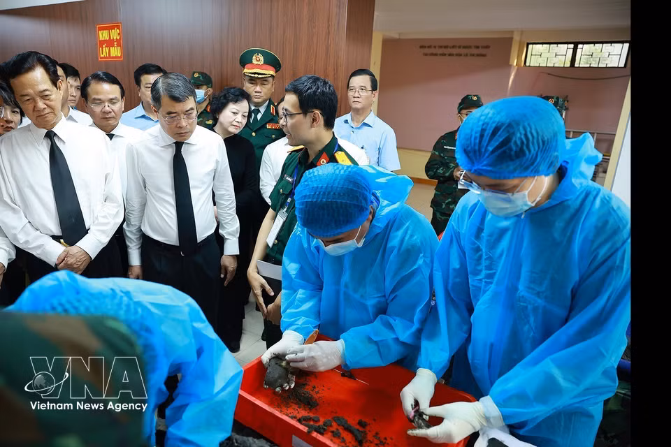 政府总理黎明兴在胡志明市和兴坊黎氏莲公园，与搜寻和归集烈士遗骸工作队伍一同开展工作。图自越通社