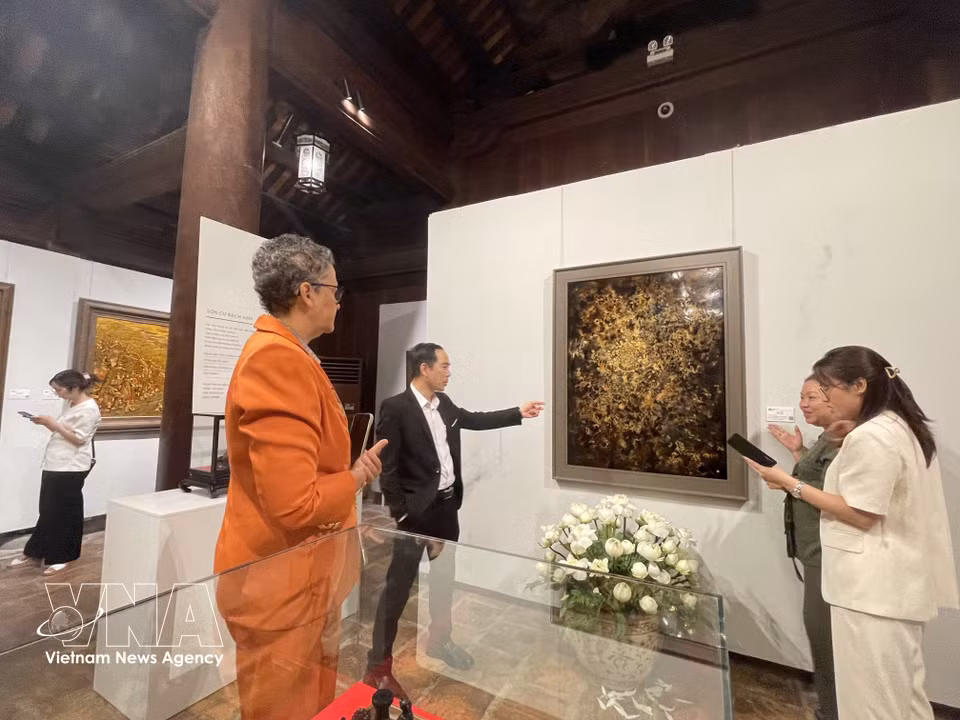 游客参观在国家特别遗迹文庙－国子监举办的“色心”主题展览。图自越通社