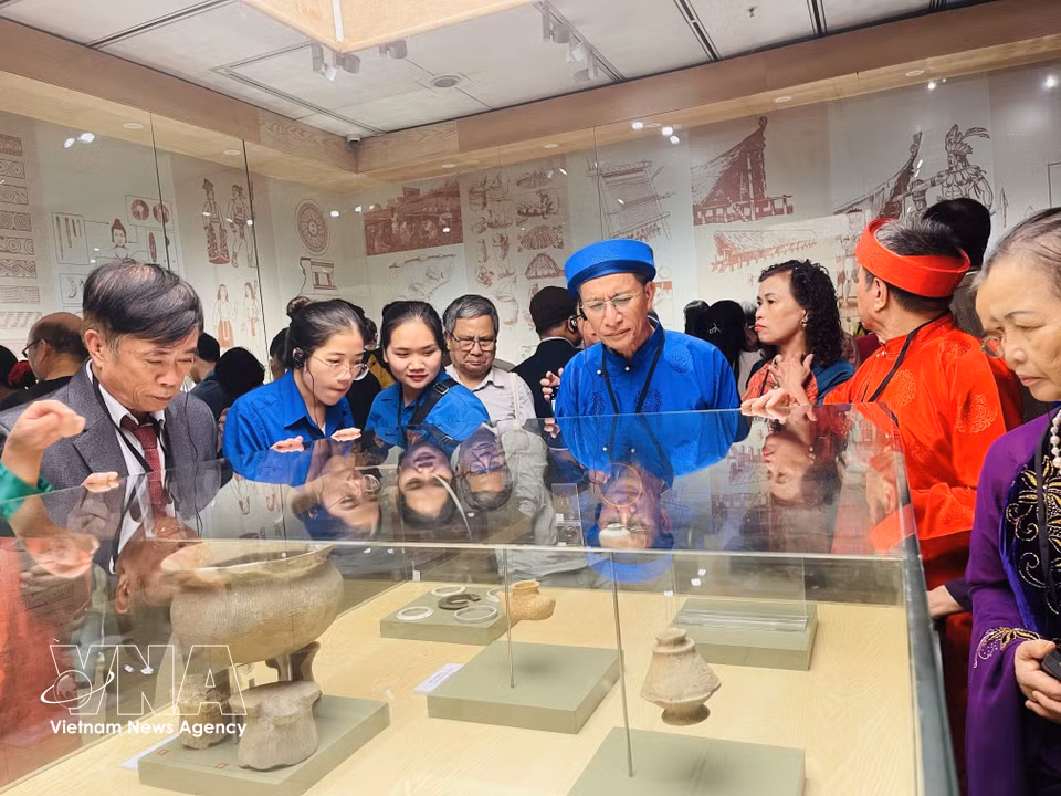 各位代表和民众参观河内博物馆展示空间。图自越通社