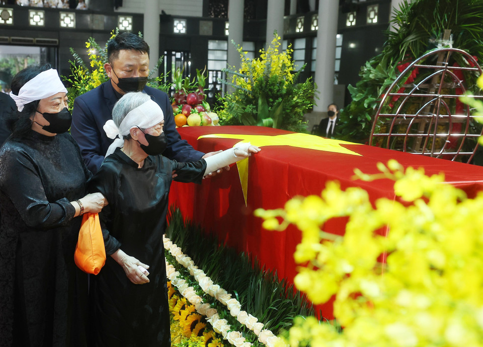 原国家主席陈德良的家属在灵柩旁守灵。图自越通社