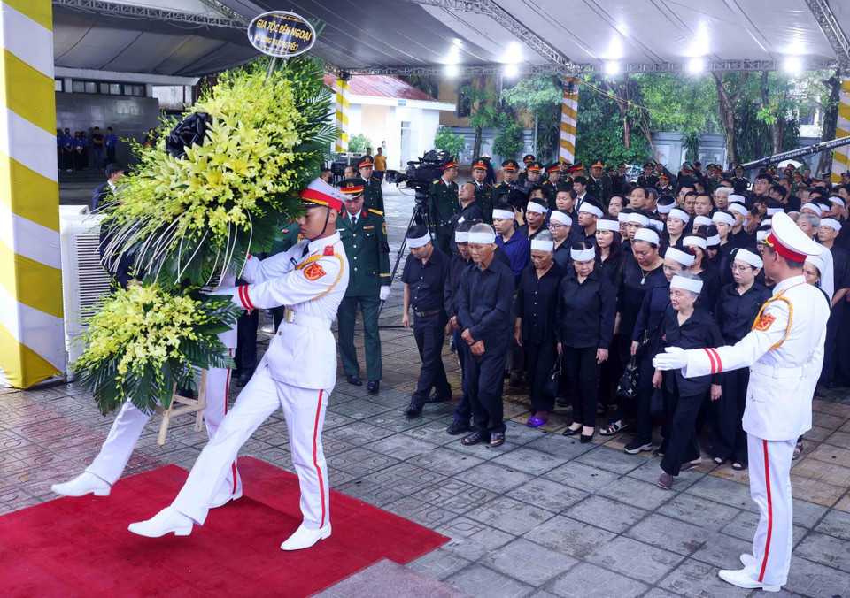 母系家族成员前来吊唁原国家主席陈德良。图自越通社