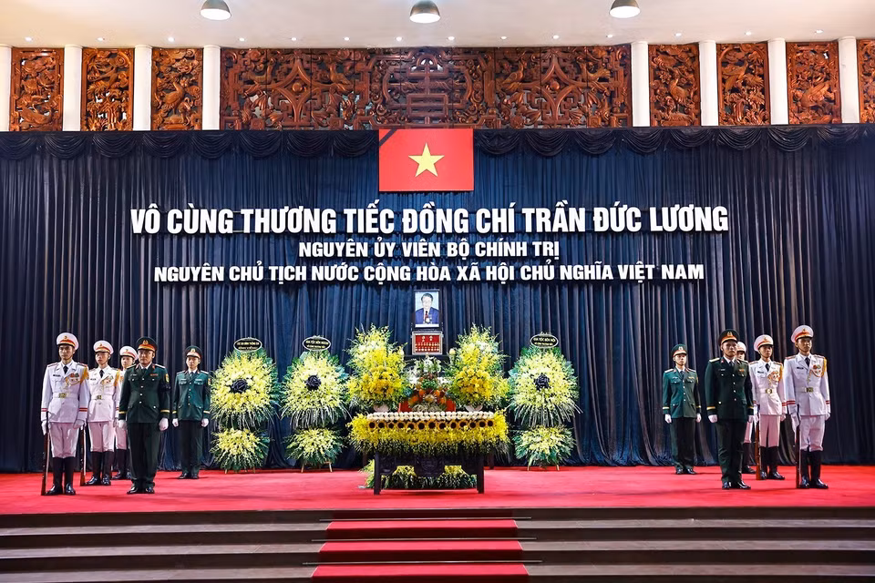 原国家主席陈德良的灵柩安放在河内陈圣宗街5号国家殡仪馆。图自越通社