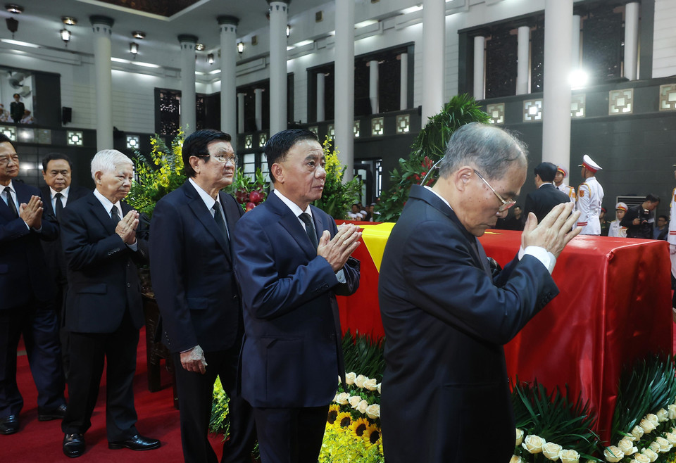 以越共中央总书记苏林为首的党中央代表团前往吊唁原国家主席陈德良。图自越通社