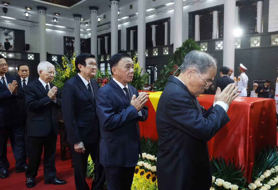 以越共中央总书记苏林为首的党中央代表团前往吊唁原国家主席陈德良。图自越通社