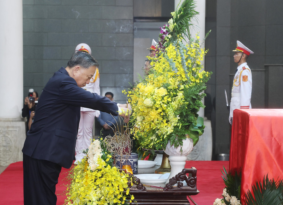 越共中央总书记苏林在原国家主席陈德良的灵柩前敬香。图自越通社