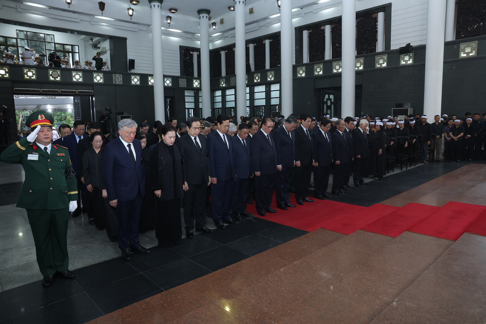 以越共中央总书记苏林为首的党中央代表团前往吊唁原国家主席陈德良。图自越通社