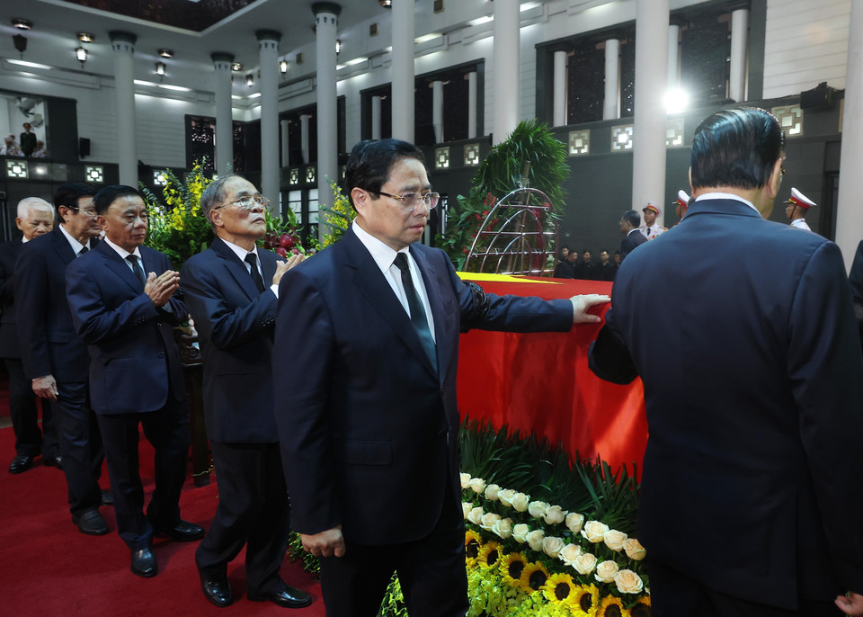 以越共中央总书记苏林为首的党中央代表团前往吊唁原国家主席陈德良。图自越通社