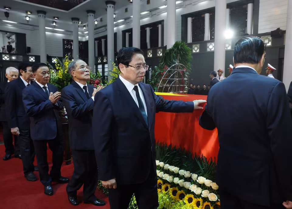 以越共中央总书记苏林为首的党中央代表团前往吊唁原国家主席陈德良。图自越通社