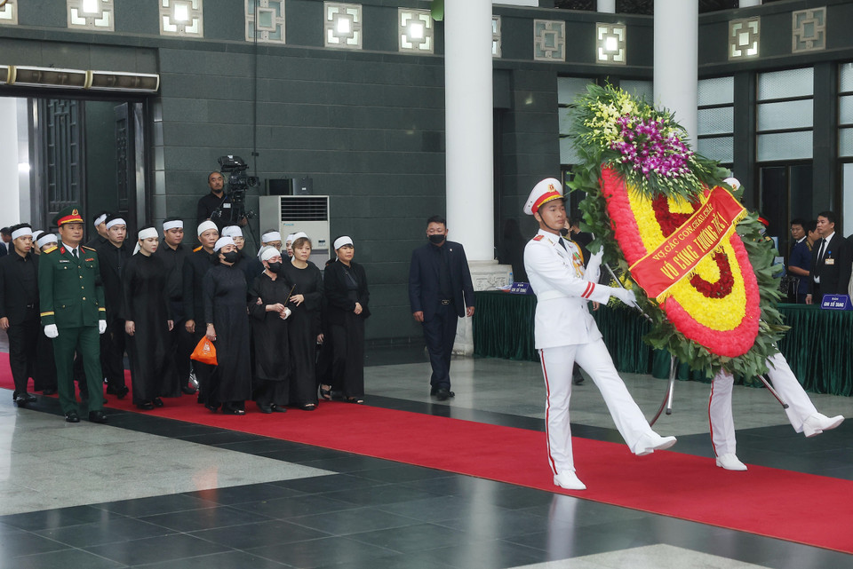 原国家主席陈德良的家属前来吊唁。图自越通社