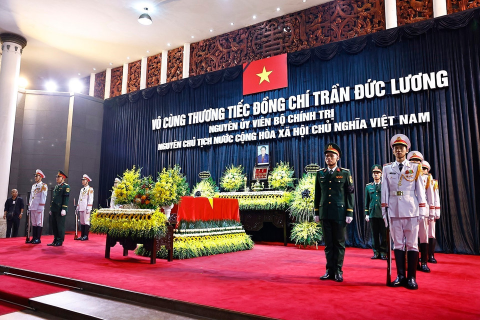 原国家主席陈德良的灵柩安放在河内陈圣宗街5号国家殡仪馆。图自越通社