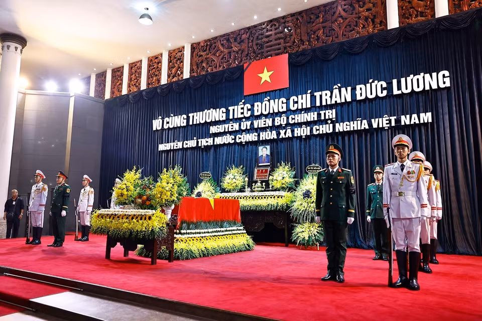 原国家主席陈德良的灵柩安放在河内陈圣宗街5号国家殡仪馆。图自越通社