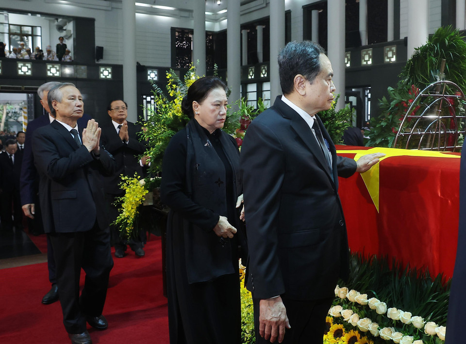 以越共中央总书记苏林为首的党中央代表团前往吊唁原国家主席陈德良。图自越通社