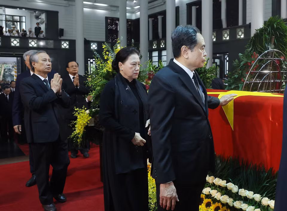 以越共中央总书记苏林为首的党中央代表团前往吊唁原国家主席陈德良。图自越通社